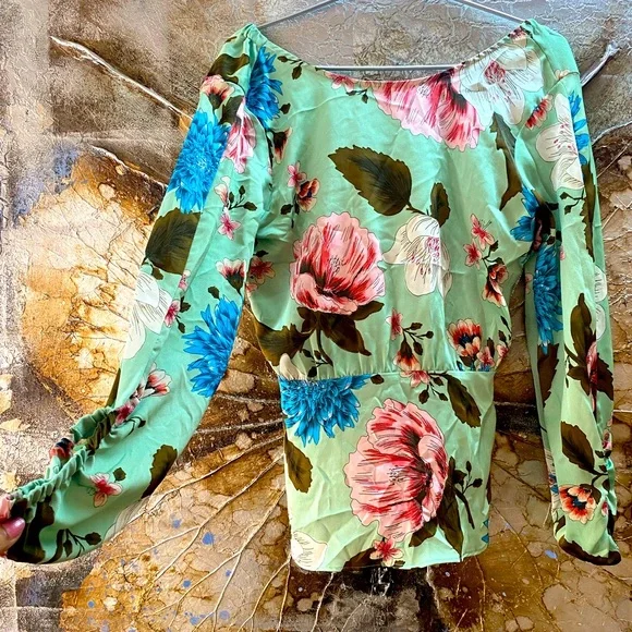 FORMAL ZARA SEA GREEN FLORAL BLOUSE WITH CUT OUT BACK AND RUCHED SLEEVES. - Picture 2 of 5